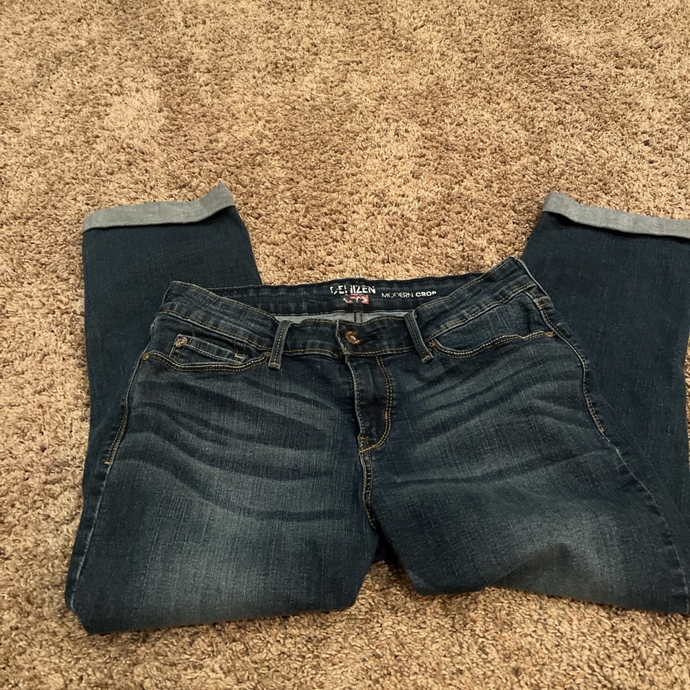 Great condition dark wash Levi’s distressed capris with stretch